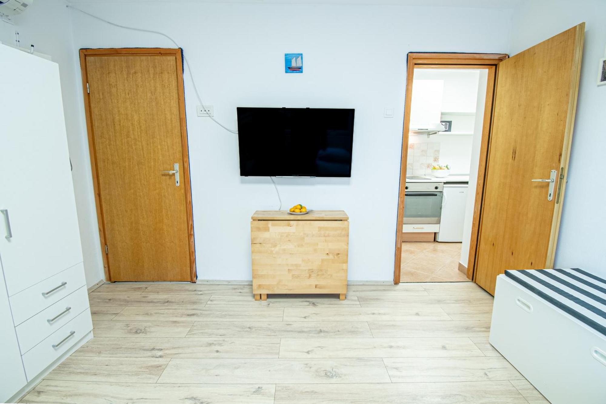 Umag Center Apartment Parking By Rentistra Exterior photo